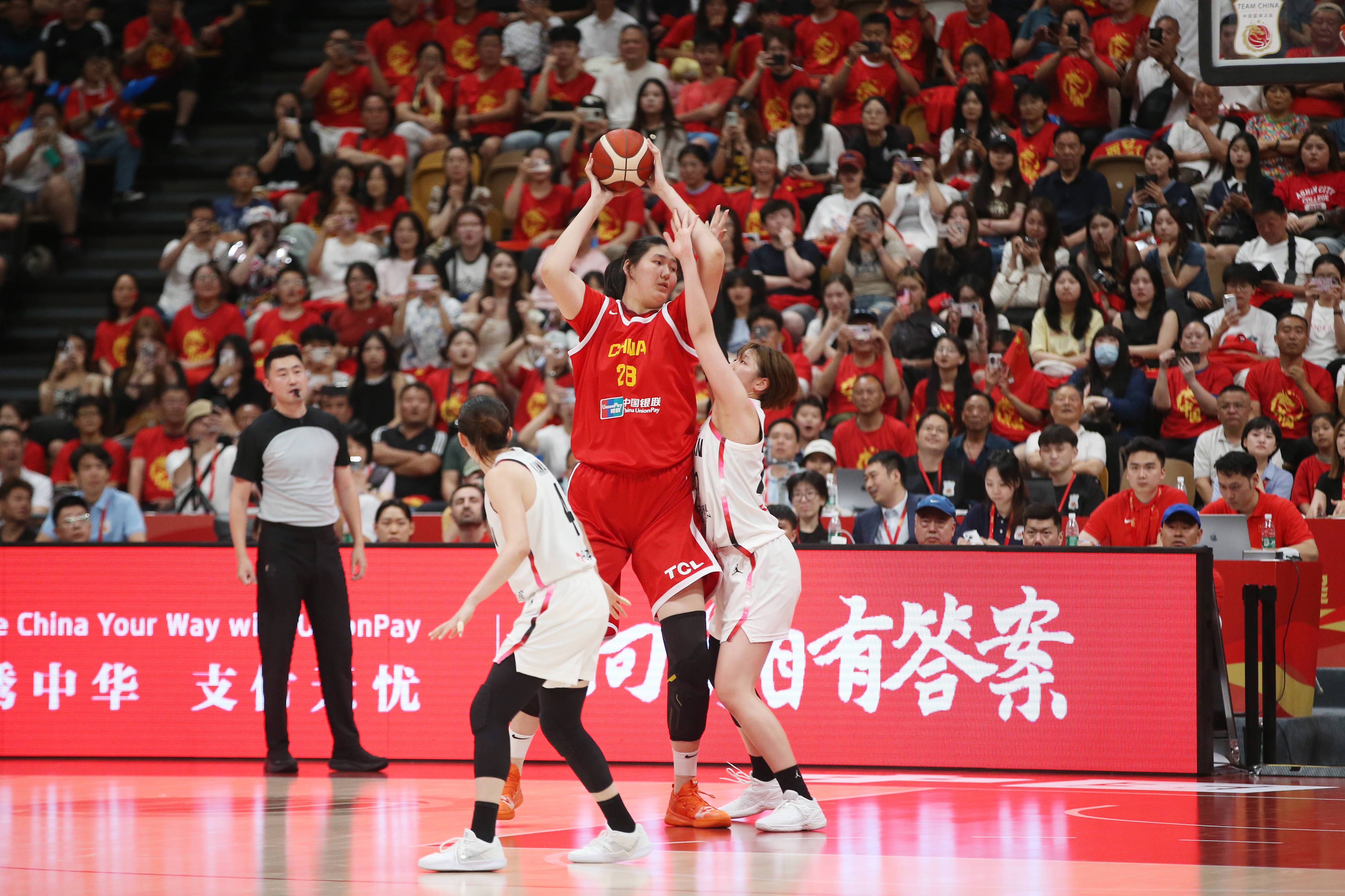 包含热身赛火爆展开，球队士气高涨迎战亚洲盛事的词条