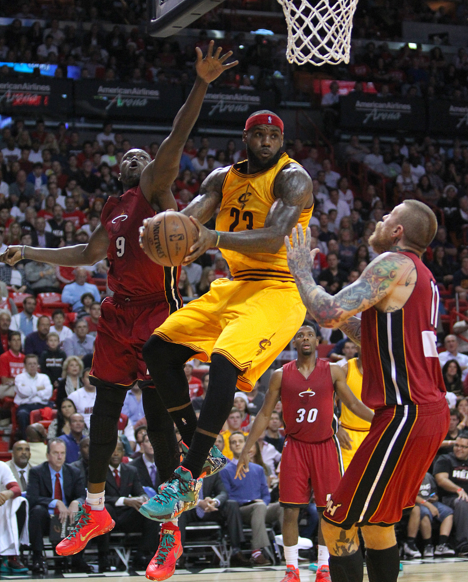 湖人连续战胜热火，詹姆斯状态飙升(湖人连续战胜热火,詹姆斯状态飙升)